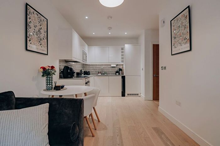 1 Bedroom Flat For Sale In Aldenham Road, Bushey, WD23