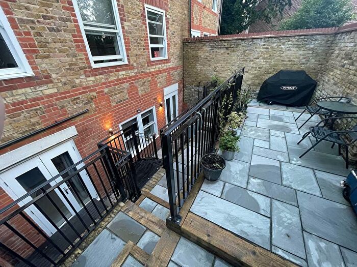 1 Bedroom Apartment For Sale In Station Road, Bourne End, SL8