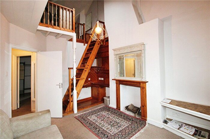 1 Bedroom Flat To Rent In St. John's Hill, London, SW11