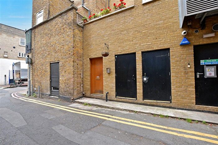 1 Bedroom Flat For Sale In Postway Mews, Ilford, Essex, IG1