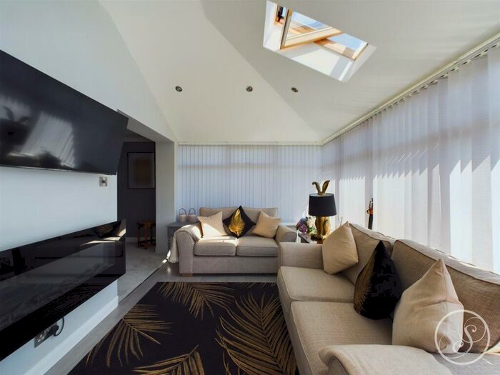 4 Bedroom Detached House For Sale In Spur Drive, Leeds, LS15