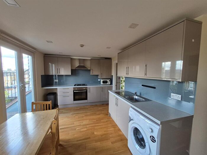 2 Bedroom Flat To Rent In Turners Hill, Cheshunt, Waltham Cross, EN8