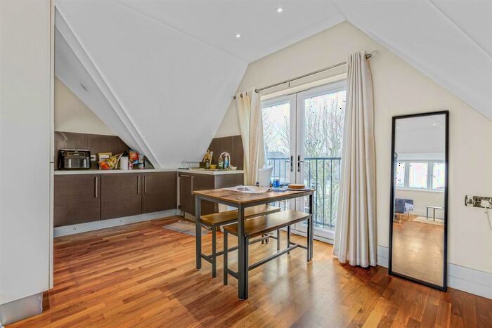 1 Bedroom Flat To Rent In Sheen Gate Gardens, East Sheen, SW14