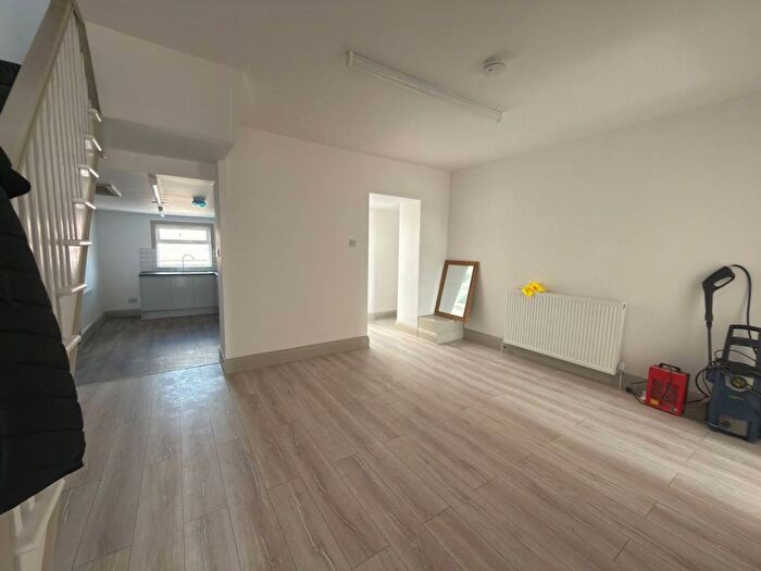 4 Bedroom Flat To Rent In Ilford, IG1