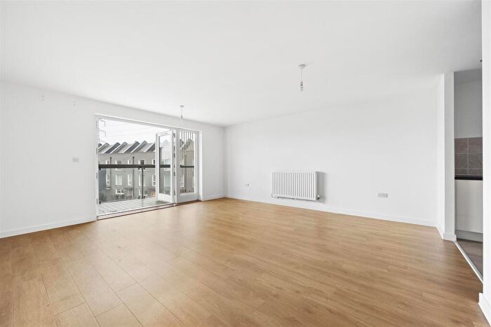 1 Bedroom Flat For Sale In De Pass Gardens, Barking, IG11