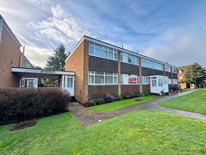 2 Bedroom Flat To Rent In Barrack Road, Christchurch, Dorset, BH23