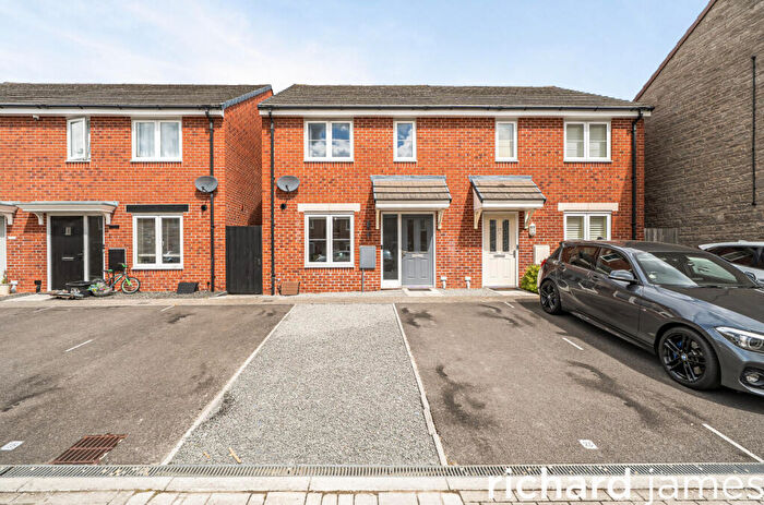 3 Bedroom Semi-Detached House For Sale In Newmans View, Purton, SN5