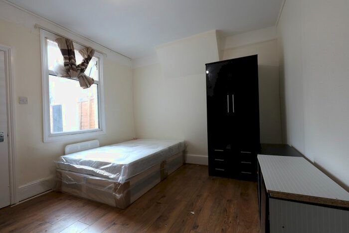 Studio To Rent In Park Lane, London, N17