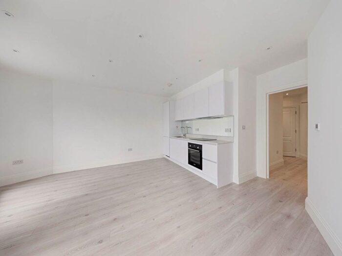 1 Bedroom Flat To Rent In Queens Road, Buckhurst Hill, IG9