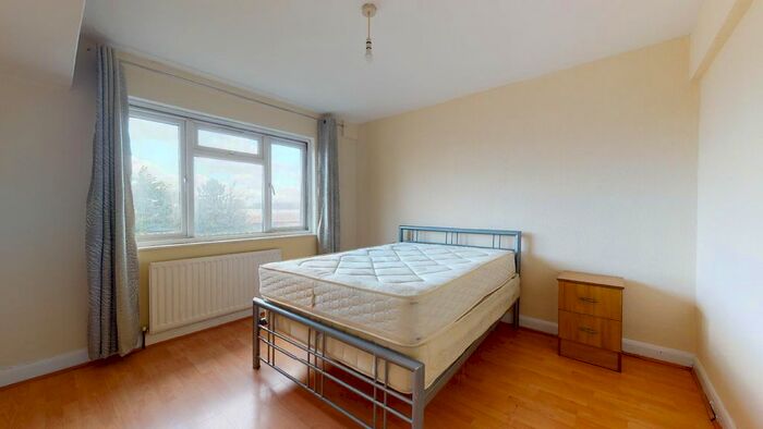 2 Bedroom Flat To Rent In Wendover Court, Western Avenue, Acton, W3