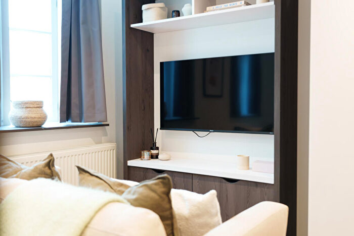 Apartment To Rent In Apt, Churchill House Residence #, LS1