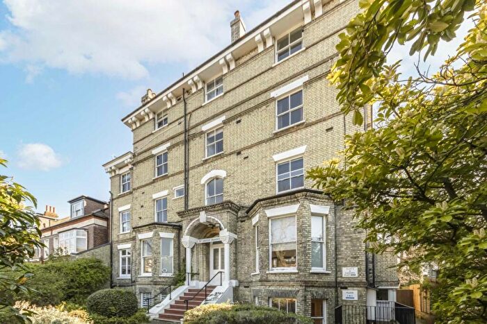 2 Bedroom Flat To Rent In The Avenue, Surbiton, KT5