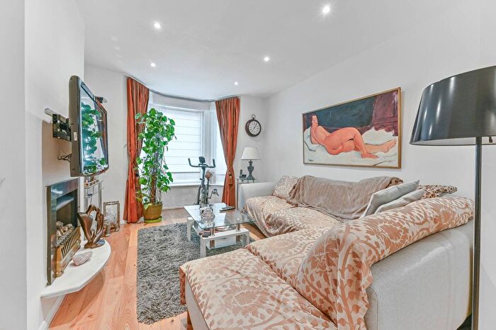 2 Bedroom End Of Terrace House For Sale In Moffat Road, Thornton Heath, CR7