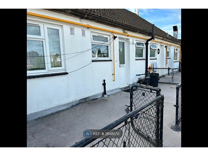 2 Bedroom Flat To Rent In Greenway Parade, Chesham, HP5