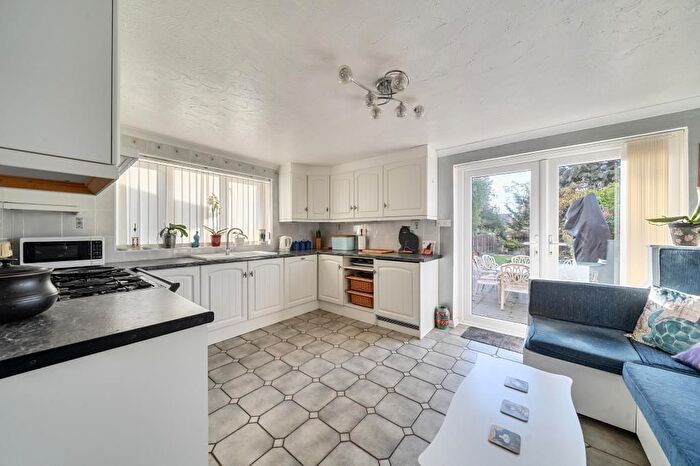 4 Bedroom Semi-detached House For Sale In Slough, SL2