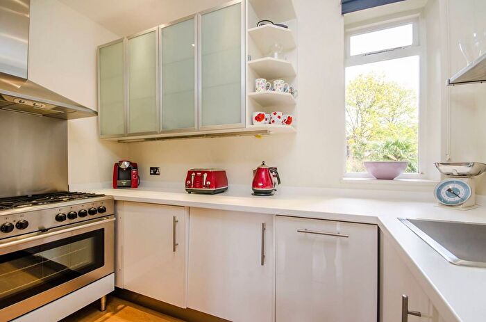 2 Bedroom Flat For Sale In Claremont Road, Highgate, London, N6