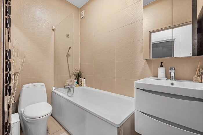 2 Bedroom Flat For Sale In Clements Road, South Bermondsey, SE16