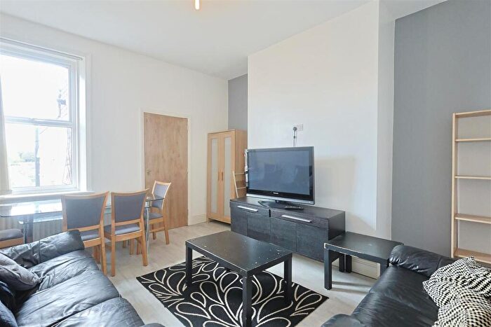 3 Bedroom Flat To Rent In Simonside Terrace, Heaton, Newcastle Upon Tyne, NE6