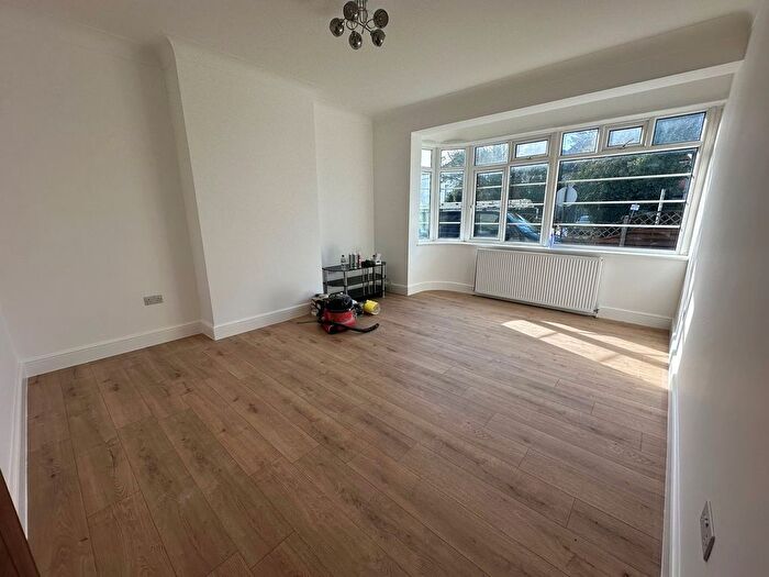 2 Bedroom Flat To Rent In Edgwarebury Lane, Edgware, HA8
