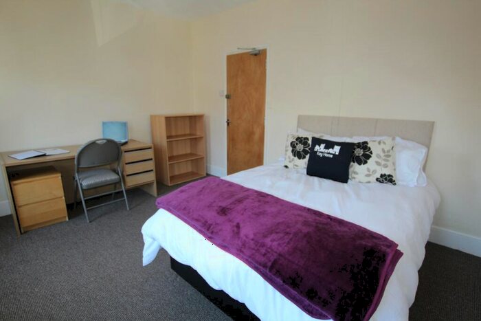 4 Bedroom Terraced House To Rent In Cecil Road, Northampton, NN2