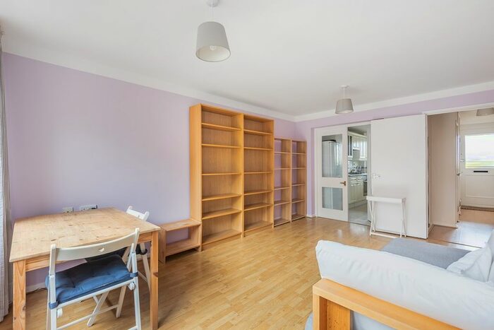 1 Bedroom Flat To Rent In Justin Close, Brentford, TW8