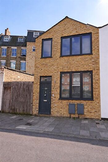 Studio To Rent In New Park Road, London, SW2