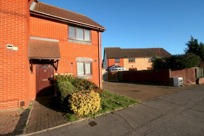 2 Bedroom Terraced House To Rent In Station Avenue, Wickford SS11