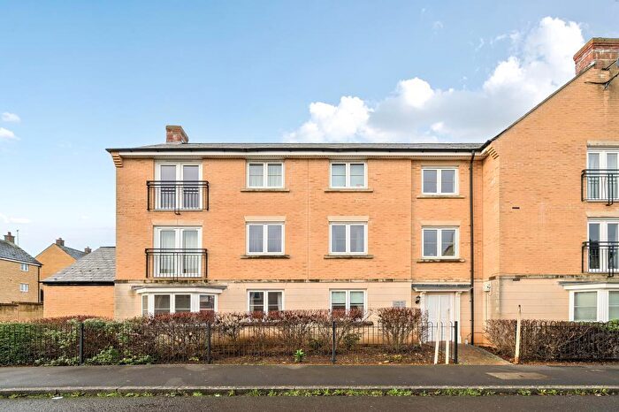 2 Bedroom Flat For Sale In Carterton, Oxfordshire, OX18