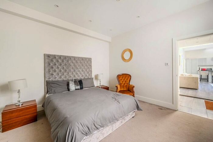 3 Bedroom Flat To Rent In Queens Gate, South Kensington, London, SW7