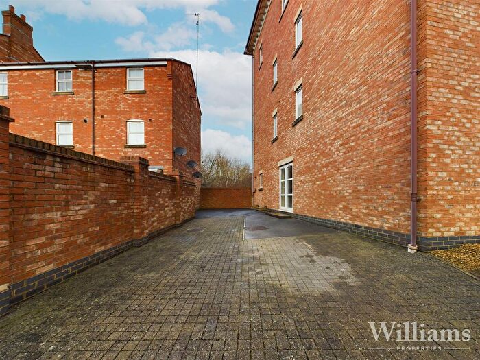 2 Bedroom Flat For Sale In Crowell Mews, Aylesbury, HP19