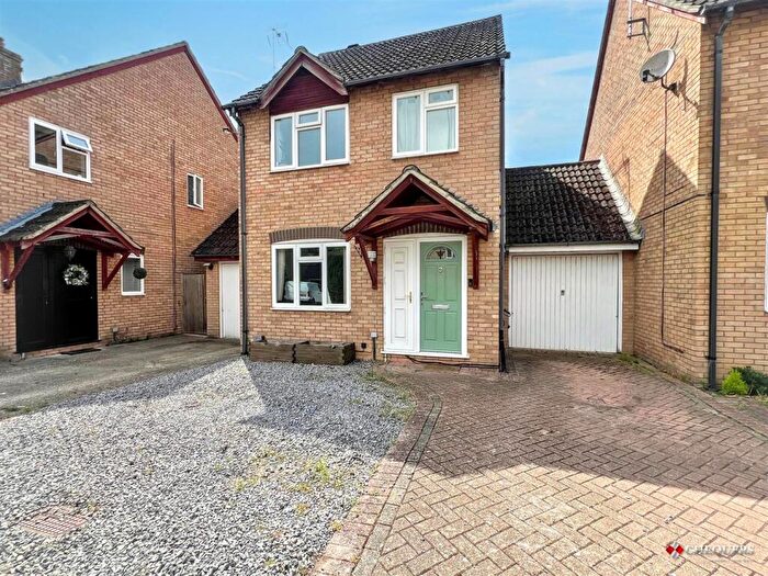 3 Bedroom Link Detached House For Sale In Renown Way, Chineham, Basingstoke, RG24