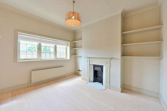2 Bedroom Flat To Rent In Oakhill Road, Putney, London, SW15