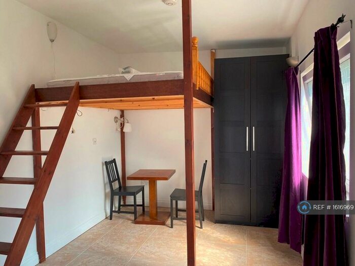 Studio To Rent In Seelig Avenue, London, NW9