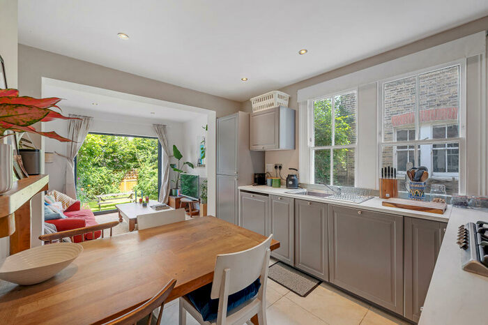 2 Bedroom Apartment To Rent In Rollscourt Avenue, London, SE24