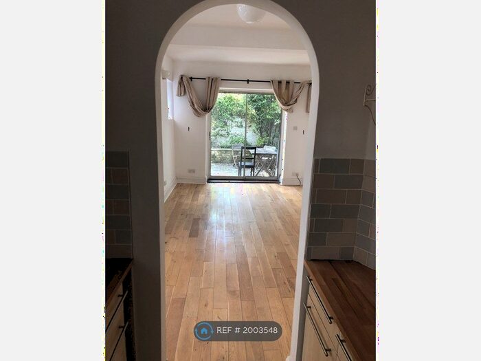 2 Bedroom Flat To Rent In Queenstown Road, London, SW8