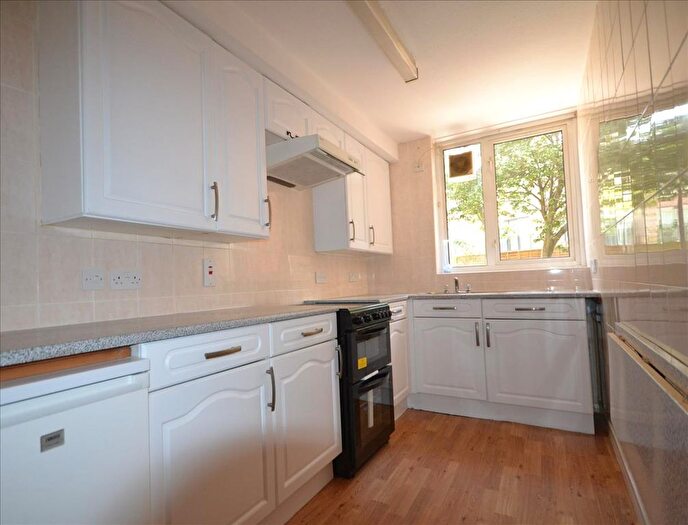 3 Bedroom Flat To Rent In Bruckner Street, London, W10