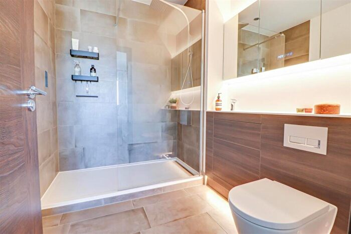 2 Bedroom Flat For Sale In Fairfax Drive, Westcliff-On-Sea, SS0