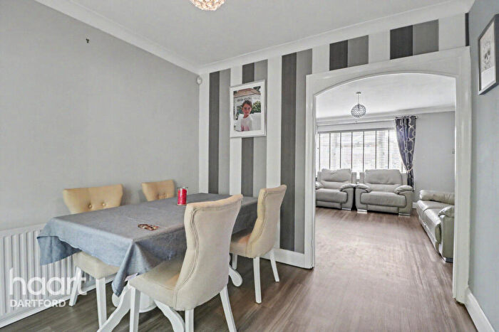 4 Bedroom Semi-Detached House For Sale In Eden Road, Bexley, DA5