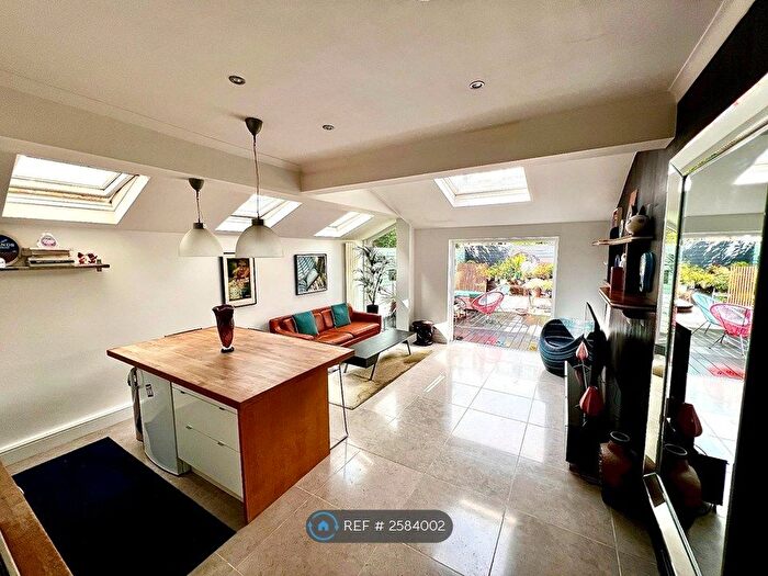 2 Bedroom Flat To Rent In Ground Floor, London, SW18