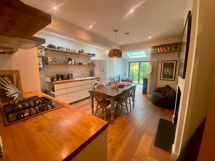 2 Bedroom Flat To Rent In Vant Road, London, SW17