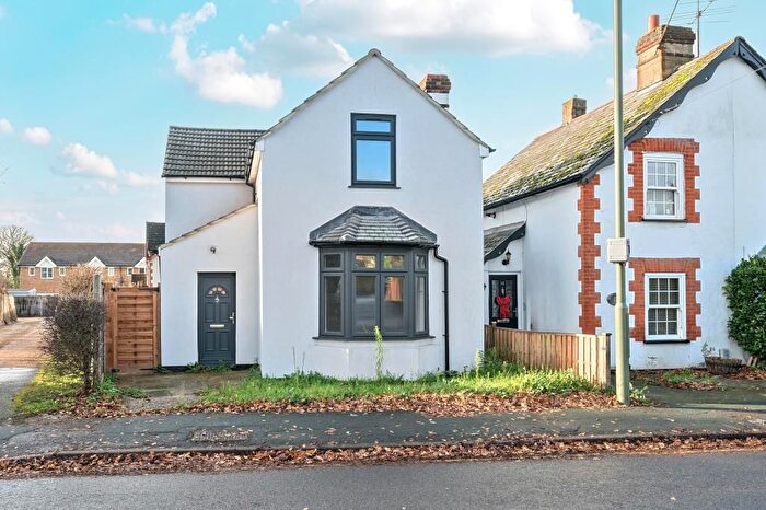 3 Bedroom Detached House For Sale In Frimley, Surrey, GU16