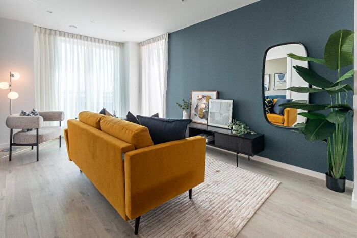2 Bedroom Apartment For Sale In Meridian Way, London, N18