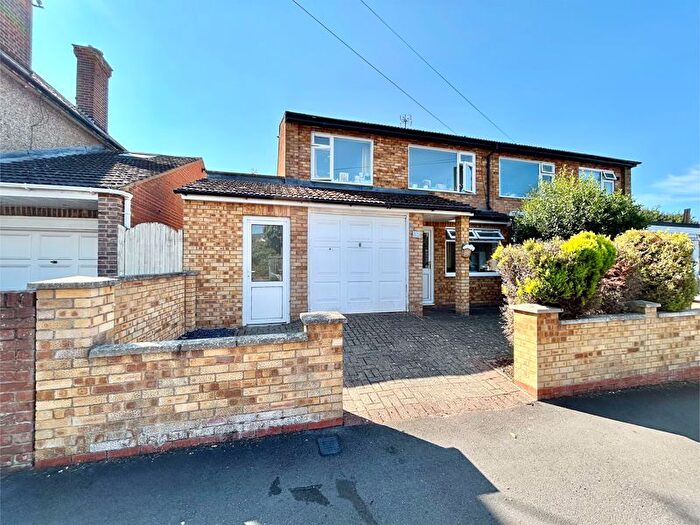3 Bedroom Semi-Detached House For Sale In West Parade, Dunstable, LU6