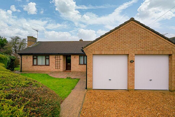 3 Bedroom Detached Bungalow For Sale In Throstlenest, Farcet, PE7