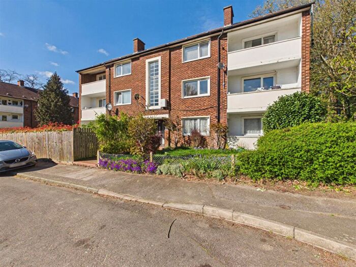 2 Bedroom Flat For Sale In Summers Close, Weybridge, KT13