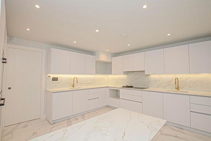 4 Bedroom Detached House To Rent In Danescroft Gardens, Hendon, NW4