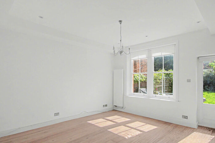 3 Bedroom Flat To Rent In Sedgemere Avenue, Finchley, (), N2