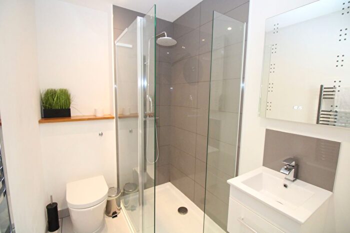 1 Bedroom Flat To Rent In High Street, Rochester, Kent, ME2