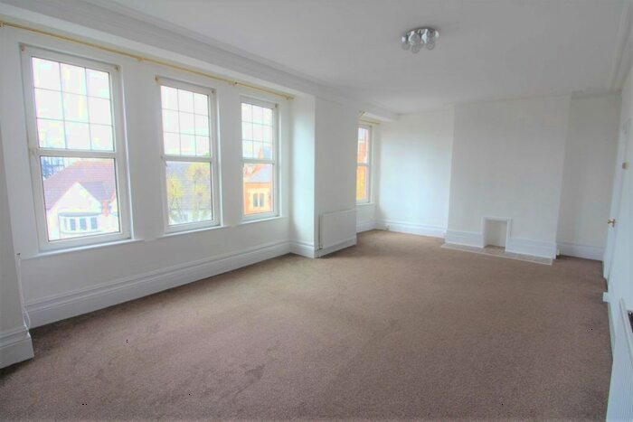 2 Bedroom Flat To Rent In Green Lanes, London, N21