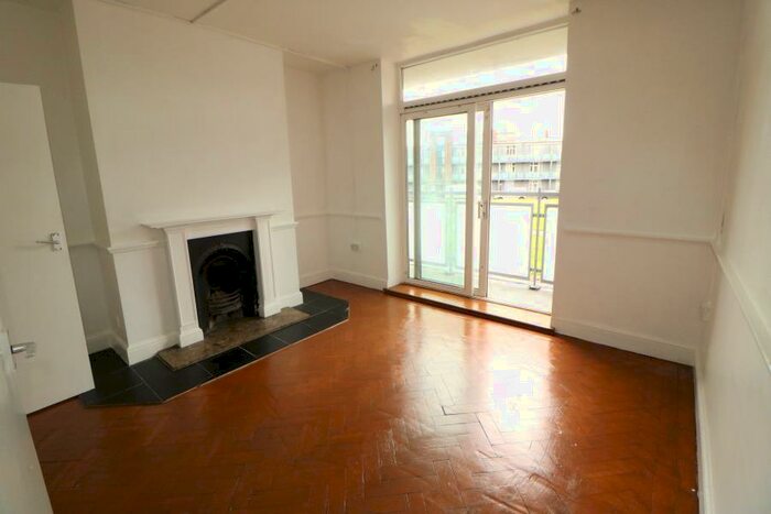 2 Bedroom Flat To Rent In Angel Close, Edmonton, N18